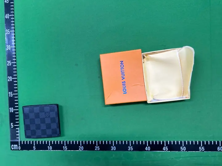 LV Wallet Flowers QC photo 1
