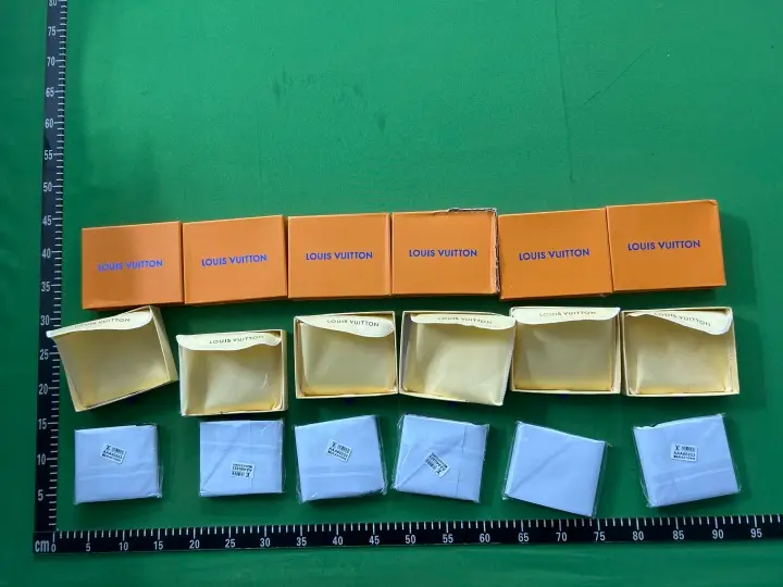 LV Wallet Flowers QC photo 10