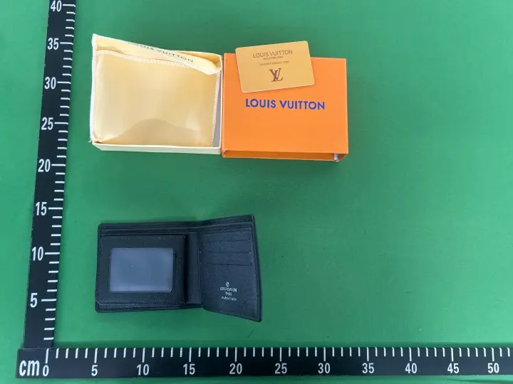 LV Wallet Flowers QC photo 16