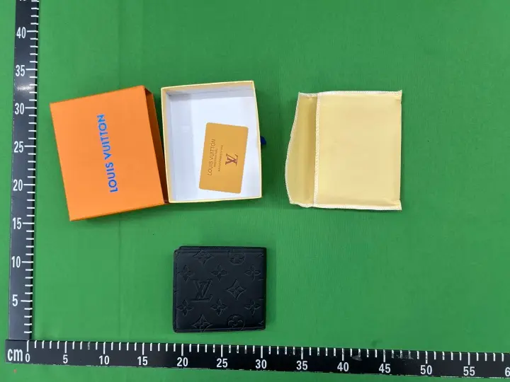 LV Wallet Flowers QC photo 17