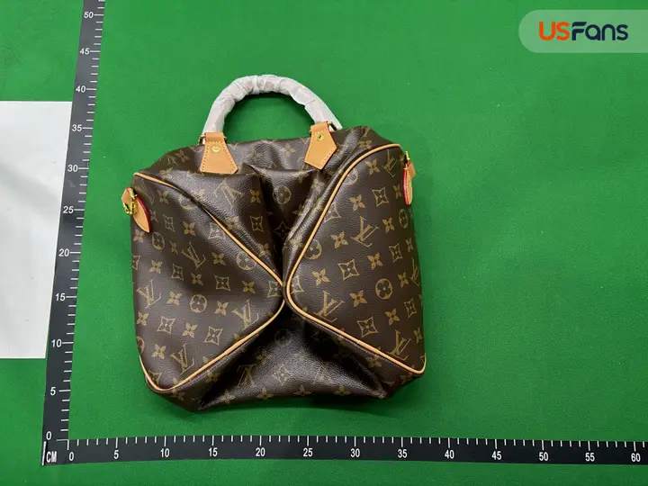 LV Speedy Traveling Bag QC photo 10