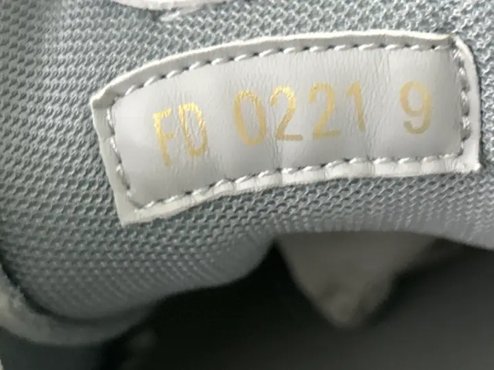 LV Trainers White Signature (Budget) QC photo 8