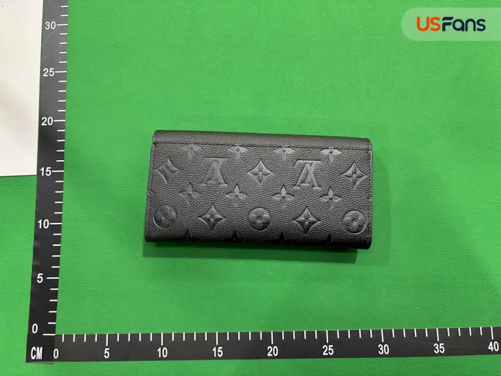 LV Wallet QC photo 8