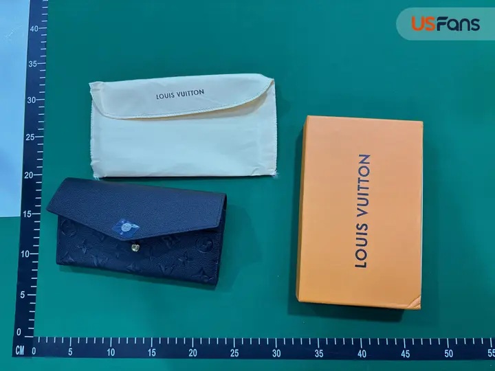 LV Wallet QC photo 9
