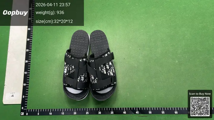 LV Slides Black QC photo 10