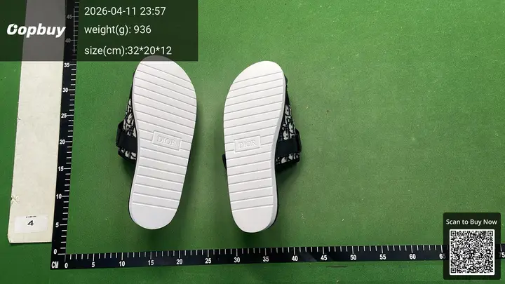 LV Slides Black QC photo 8