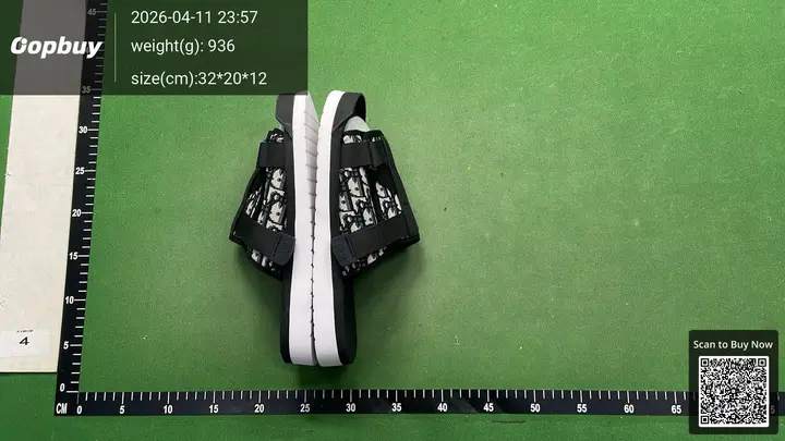 LV Slides Black QC photo 9