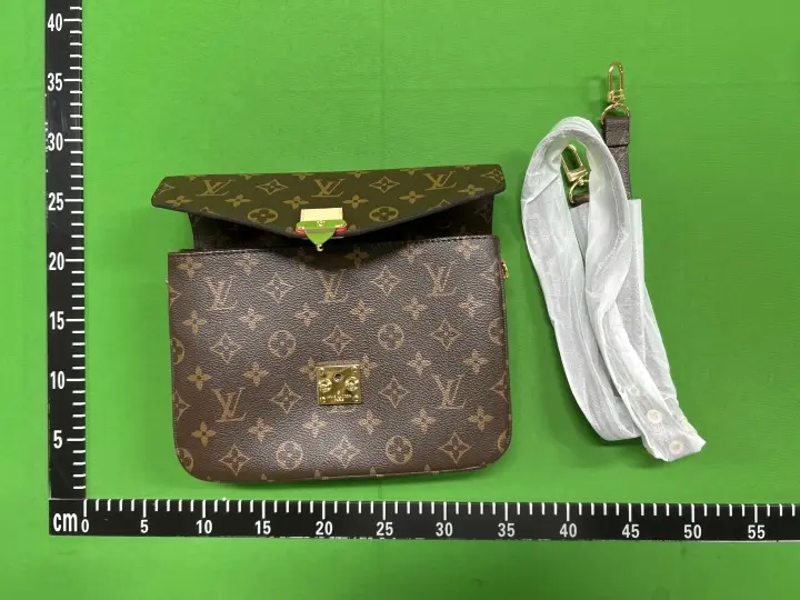 Louis Vuitton Pochette Métis QC photo 3
