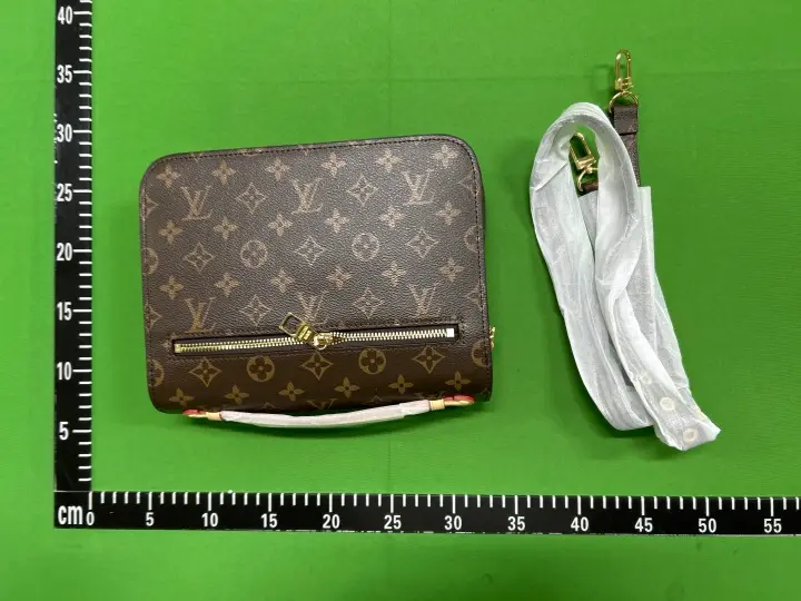 Louis Vuitton Pochette Métis QC photo 4