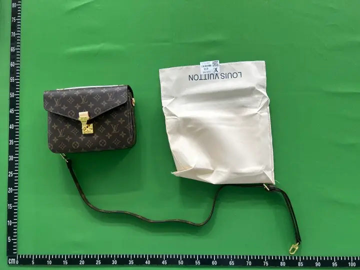 Louis Vuitton Pochette Métis QC photo 5